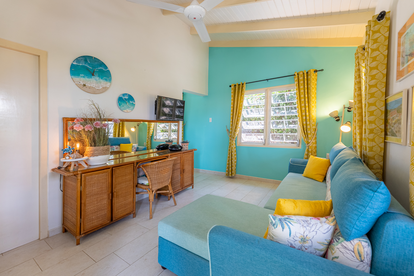 Vakantiewoning_Curacao_woonkamer_slaapbank_huisje